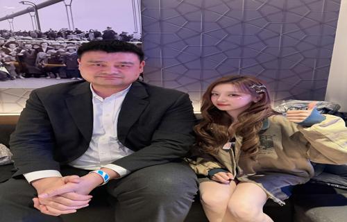 面对年龄的增长带来的挑战吴青峰以乐观的态度和善良的心面对生活他的坚韧不拔和积极的生活态度让我们看到了