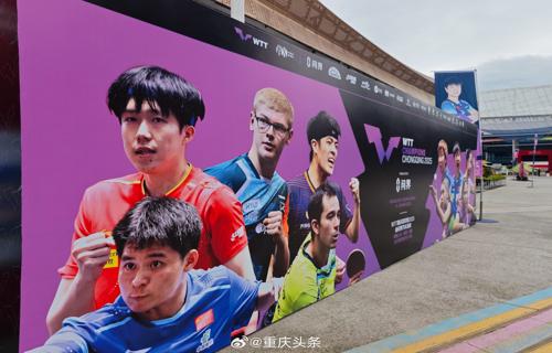Kloss通过自己的时尚风格和选择展示了她对生活的热爱对美的追求以及对独特个性的坚持她的服装和配饰往